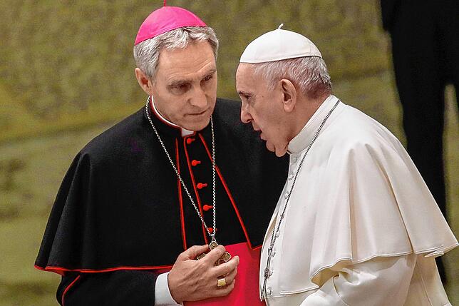 Ihr Verhältnis gilt als belastet: Erzbischof Georg Gänswein und Papst Franziskus (r.).