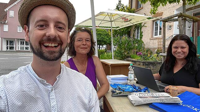 Simone Frey (Bildmitte) nutzte die Gelegenheit um vor dem Einkauf im Biomarkt mit den SÜDKURIER-Redakteuren Dominique Hahn und Ramona ...