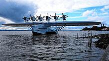 Der Nachbau der Dornier Do X in einer Illustration vor dem Bodensee-Ufer in Friedrichshafen.