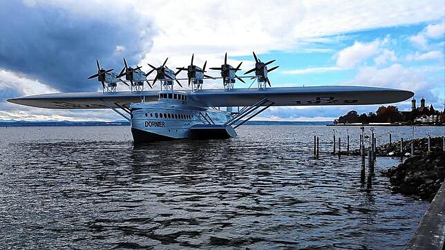 Der Nachbau der Dornier Do X in einer Illustration vor dem Bodensee-Ufer in Friedrichshafen.