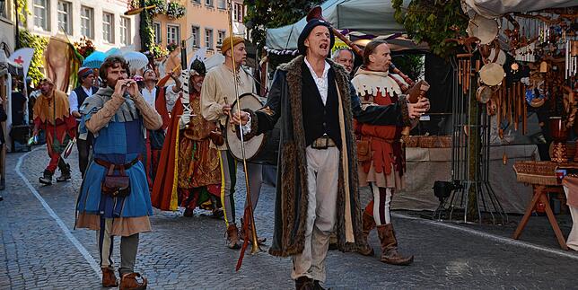 Gaukler, Musiker und viele mehr versetzen Besucher des historischen Stadtfests – hier ein Bild aus dem Jahr 2023 – zurück in die Zeit ...