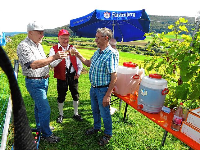 Prost auf den Winzer und den Wein vom Wartenberg, Richard Kaczmarek und Bernd Hirt (von links) probieren einen Weißwein der letzten ...