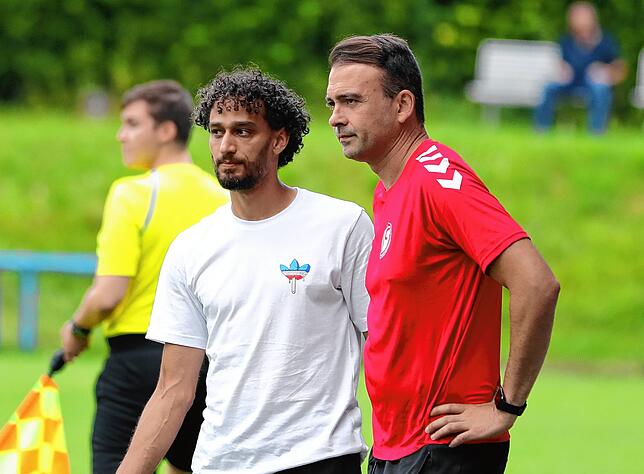 Das Trainerteam des SC Konstanz-Wollmatingen: Adel Grimm (weißes T-Shirt) und David D‘Incau.