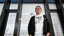 Michael Ballweg, Gründer der „Querdenken“-Bewegung, steht am 17. März in einer Verhandlungspause in einem Foyer des Landgerichts Stuttgart.