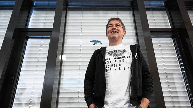 Michael Ballweg, Gründer der „Querdenken“-Bewegung, steht am 17. März in einer Verhandlungspause in einem Foyer des Landgerichts Stuttgart.