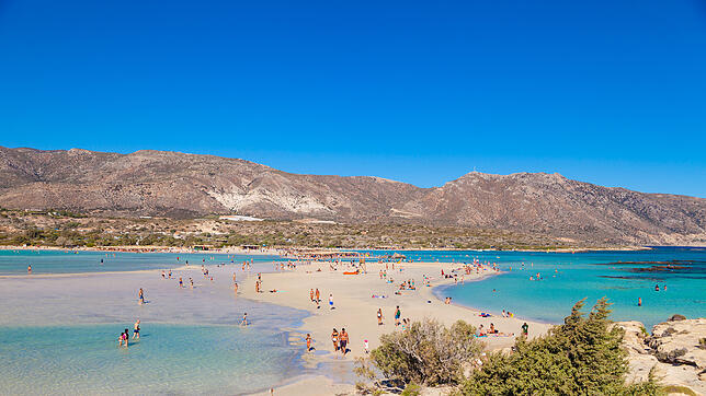 Badeurlauber kommen im August auf Kreta voll auf ihre Kosten, da die Temperaturen hoch sind und es viele Sonnenstunden gibt.