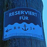 Klare Ansage: Der Liegeplatz links neben dieser Dalbe am Allensbacher Gemeindesteg ist für Boote der Firma Roje reserviert. Im ...