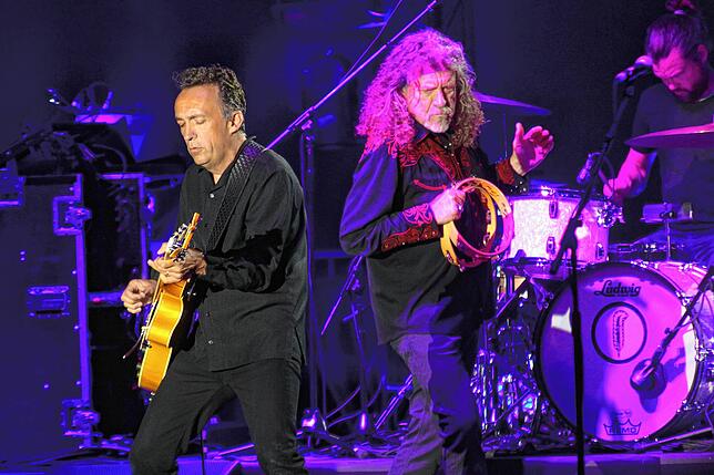 2016: Robert Plant (rechts) war Leadsänger der britischen Rockband Led Zeppelin. Früher zeigte er gerne seine nackte Brust. 2016 gibt er ...