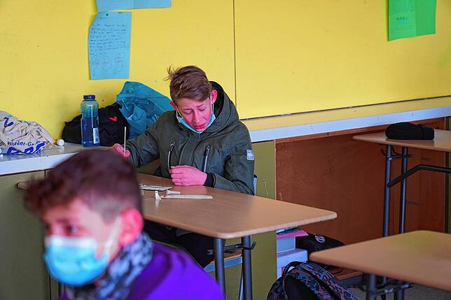 Unangenehm: Die Schüler müssen die Tests selbst machen – das Stäbchen muss in die Nase. Die Eltern haben vorher ...