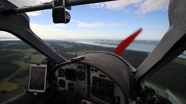 Ein Ultraleichtflugzeug über der Bodenseeregion.
