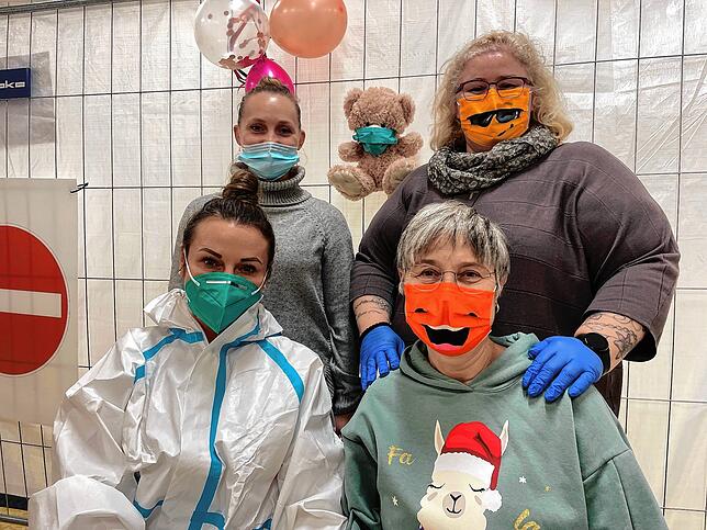 Sie halten den Impfstützpunkt am Laufen: Anne Derday (Stützpunktleiterin, h.l.), Valentina Rautenberg (h.r.), Edina Matthes (v.r.) und ...