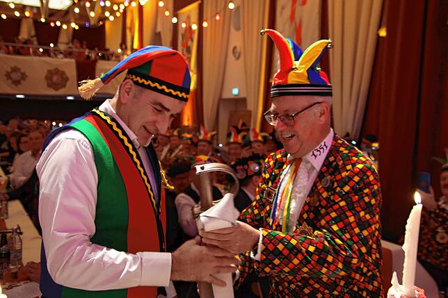 Narrenbolizei Hubert Reiser (rechts) übergibt seinen Säbel an seinen Nachfolger Thomas Burgbacher.