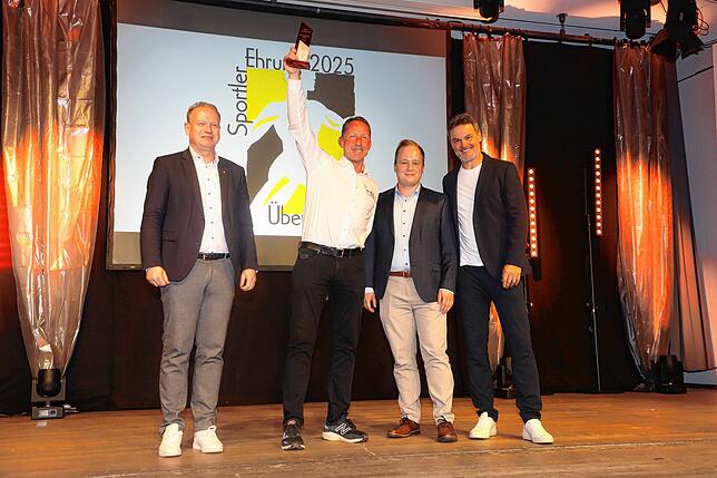 Sportsonderpreis Einzelsportler(von links): OB Jan Zeitler, Hubert Merkelbach, Max Sandreuther (Betriebsleiter Bodensee-Therme, Pate des ...
