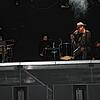 Daniel Witz (mit Mikrofon) und seine Band beim Auftritt auf der Bühne beim Strandkorb Open-Air. Die Musiker haben sich in Aach wohlgefühlt.