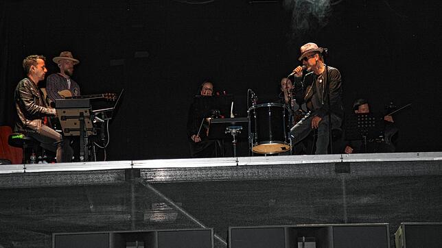 Daniel Witz (mit Mikrofon) und seine Band beim Auftritt auf der Bühne beim Strandkorb Open-Air. Die Musiker haben sich in Aach wohlgefühlt.