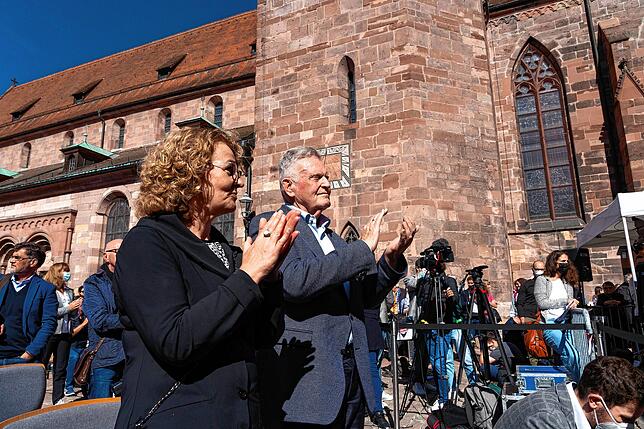 Alt-Ministerpräsident Erwin Teufel sitzt mit seiner Tochter in der ersten Reihe.