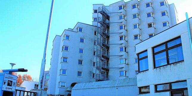 Das erste Universitätsgebäude im Königsbau, rechts der erste Hörsaal.