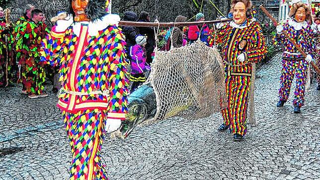 Der Start der Laufenburger Städtlefasnacht, die traditionelle Salmanladung findet in diesem Jahr nur im Schweizer Laufenburg statt. Auf ...