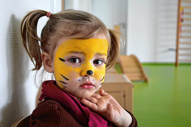 Die kleine Carlotta Holzer aus dem Kindergarten St. Christophorus in Fischbach schaut noch ein bisschen skeptisch drein und muss sich ...