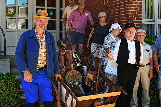 Schnell noch ein Foto für die Gäste vor dem Rundgang mit dem Dorfbüttel durch das Oberdorf Tennenbronn. Im Bild links Oberbauer Franz ...