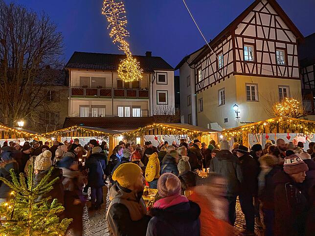 Auch leckere Speisen wurden angeboten. Das Kinderprogramm mit Kasperletheater, Besuch vom Nikolaus und Stadt-Rallye wurde begeistert ...