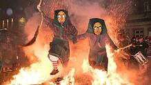 Noch springen diese Hexen durchs Feuer, ohne dass ihnen die Flammen etwas anhaben. Gefahr droht von einer anderen Seite &ndash; der ...