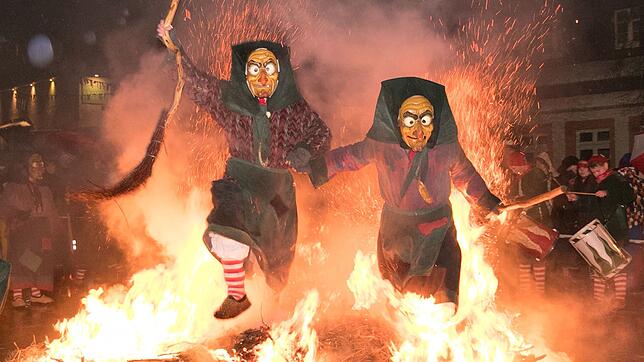 Noch springen diese Hexen durchs Feuer, ohne dass ihnen die Flammen etwas anhaben. Gefahr droht von einer anderen Seite &ndash; der ...