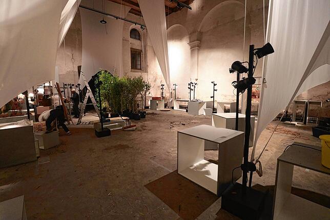 Sonntag, 20.10 Uhr: Nach einem zweistündigen Abbau ist die Kapuzinerkirche in Überlingen leer. Lediglich die Podeste, Lampen und Fahnen, ...