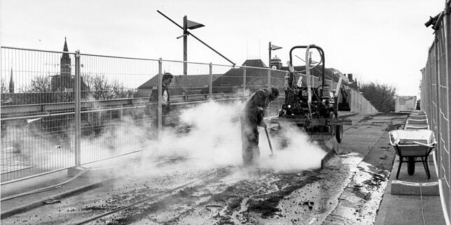 Im Sommer 1992 wurde die Radfahrbahn zur Buckelpiste. Der Belag warf Blasen. Deshalb kam es fünf Jahre nach der Eröffnung zu ersten ...