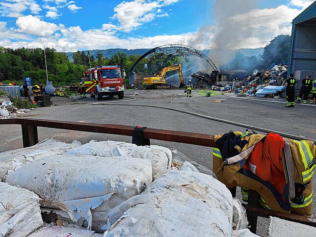 Bild 16: Wehr: Feuer auf der Mülldeponie - Bilder des Einsatzes auf dem Lachengraben