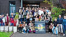 So präsentiert sich das Schlüchttal-Akkordeon-Orchester am Probenwochenende vor dem Pater-Jordan-Haus. Rechts vorn die Dirigenten Ines ...