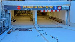 Noch ist die Parkgarage unter dem Marktplatz, hier die neue Einfahrt in der Gewerbehallenstraße, nicht ganz fertig saniert. Zum 10. Mai, ...