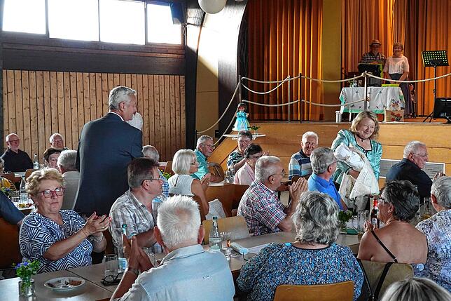 Gleichzeitig wurde der 30. Geburtstag des Saderlacher-Alemannendenkmals dem Stein mit seinen drei aufeinandergesetzten Granitquadern ...