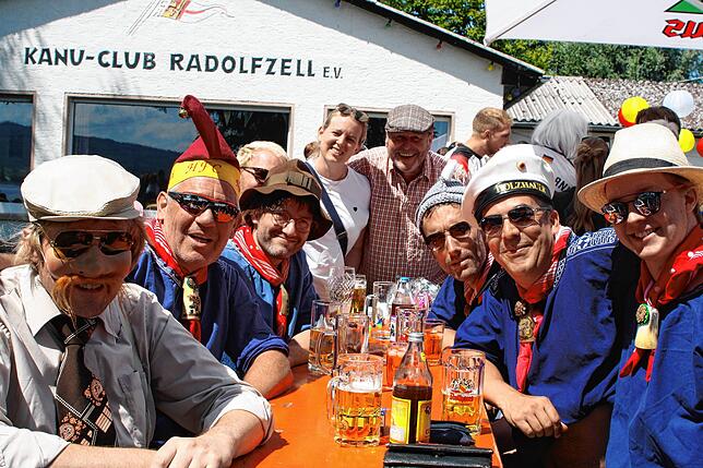 Bild 18: Radolfzell: Rein ins Boot und gleich ins Wasser: Das Großkanadierrennen 2025 in Bildern