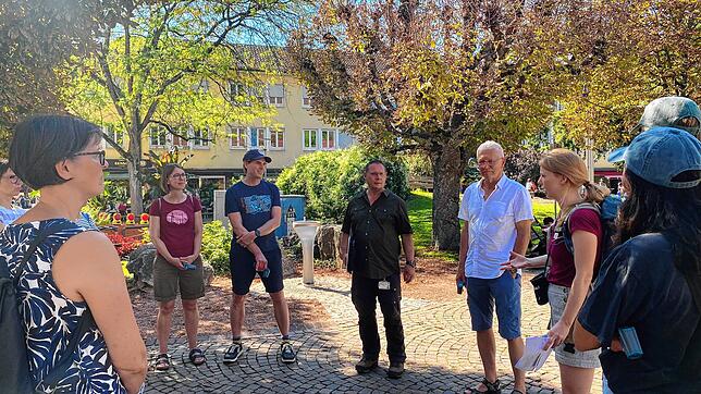 Patrick Pauli (Mitte) und Louisa Freytag (rechts) erläutern den Teilnehmern des Spaziergangs die Klimaschutzmaßnahmen. Foto: Rosa Di Nardo