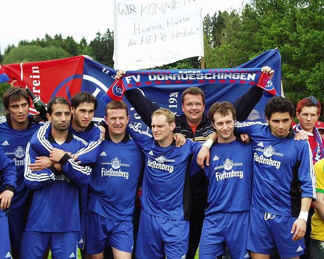 Mit Trainer Andreas Hey (Bildmitte) gelang 2006 auf dem Platz in Großschönach der Aufstieg in die Verbandsliga nach einer glanzvollen ...