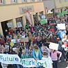 1300 Teilnehmer, darunter Menschen aus allen Bevölkerungs- und Altersgruppen, lassen die erste Markdorfer Klimademonstartion am Freitag ...