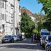 Polizisten kontrollieren an der Markgrafenstraße 10 (links mit Bannern) Besucher und wohl auch Hausbesetzer. Die Beamten haben das ...