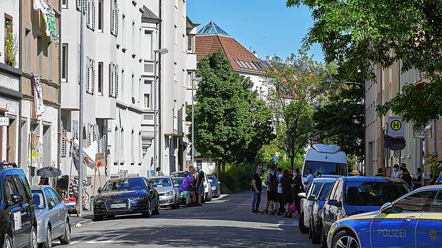 Polizisten kontrollieren an der Markgrafenstraße 10 (links mit Bannern) Besucher und wohl auch Hausbesetzer. Die Beamten haben das ...