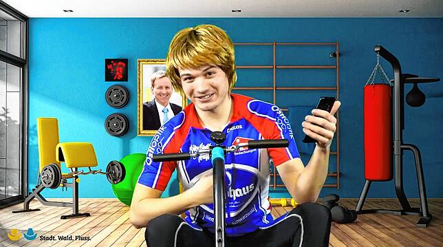 Oberbürgermeister Philipp Frank (Lukas Müller) ruft die Abgeordneten um Hilfe.