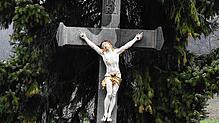 Probleme bereitete in letzter Zeit das Friedhofskreuz, das aus dem Lot geraten war. Inzwischen wurde die Tanne dahinter entfernt und das ...