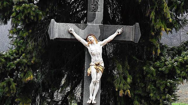Probleme bereitete in letzter Zeit das Friedhofskreuz, das aus dem Lot geraten war. Inzwischen wurde die Tanne dahinter entfernt und das ...