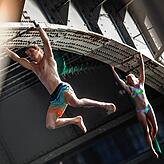 Greta Assmann und Steffen Friedriszik klettern an der alten Rheinbrücke.