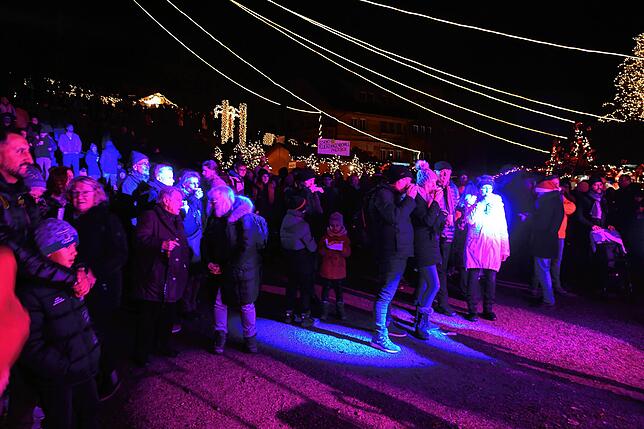 Bild 14: Jetzt ist die Weihnachtszauberei voll im Gang: Bilder vom besucherstärksten Tag in Triberg