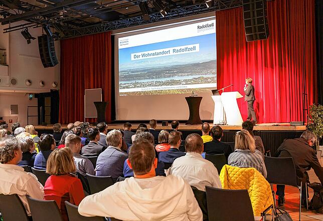 Zur Auftaktveranstaltung des Dialogforum Wohnen kamen rund 120 Bürger und Fachleute im Milchwerk zusammen.