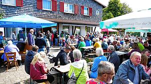 Bei bestem Spätsommerwetter strömen den ganzen Tag über viele Besucher zum Naturfreundehaus auf den Steighöfen, um das Jubiläum zu ...