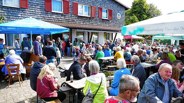 Bei bestem Spätsommerwetter strömen den ganzen Tag über viele Besucher zum Naturfreundehaus auf den Steighöfen, um das Jubiläum zu ...
