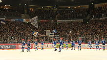 Die Wild Wings-Spieler bedankten sich nach dem Heimerfolg gegen Straubing für die überragende Unterstützung bei ihren Fans. Bild: Feiertag