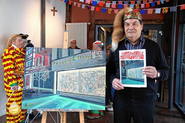 Lothar Rapp zeigt den neuen Kappedeschle und das Original-Bild