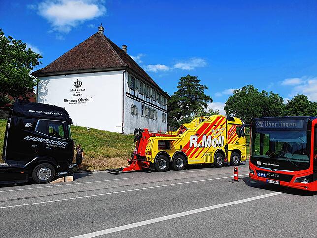 Gegen 16.30 kam ein Ersatzfahrzeug der Spedition, um die kaputte Zugmaschine ersetzen und den Auflieger wegfahren zu können.